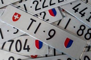 Toutes catégories confondues, près de 40'000 véhicules à moteur ont été autorisés à circuler sur les routes suisses au mois de juin. (archives)